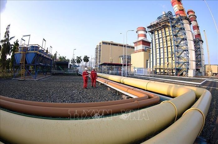 Công nhân kiểm tra an toàn của hệ thống dẫn khí của nhà máy điện điện Cà Mau.