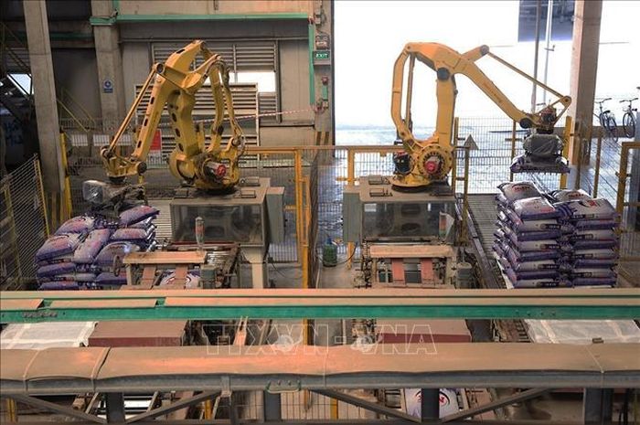 Dây chuyền đóng gói sản phẩm phân đạm tự động ở Nhà máy đạm Cà Mau (Công ty Cổ phần Tổng công ty Phân bón Dầu khí Cà Mau), xã Khánh An, tỉnh Cà Mau.