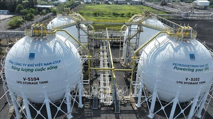 Bồn chứa khí của Nhà máy xử lý khí Cà Mau – Chi nhánh khí Tây Nam Bộ (Tổng công ty khí Việt Nam – CTCP) ở xã Khánh An, tỉnh Cà Mau.