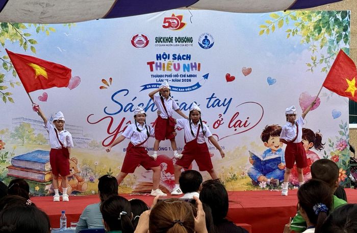 Các tiết mục văn nghệ được các em thiếu nhi háo hức chào đón và cổ vũ nhiệt tình.