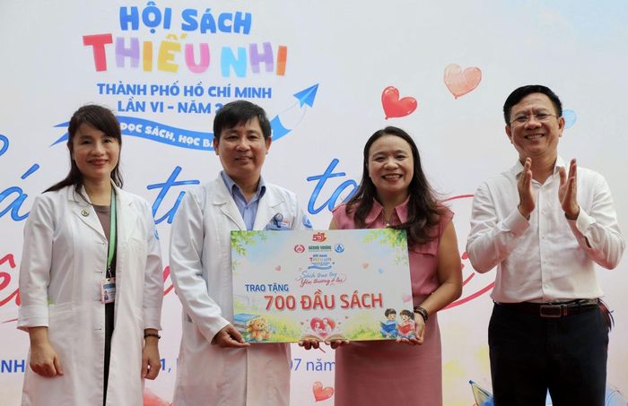 Đại diện lãnh đạo Sở Văn hóa và Thể thao TP Hồ Chí Minh và Báo Sức khỏe &amp; Đời sống tại TP Hồ Chí Minh trao tặng 700 đầu sách cho Bệnh viện Nhi đồng 1.