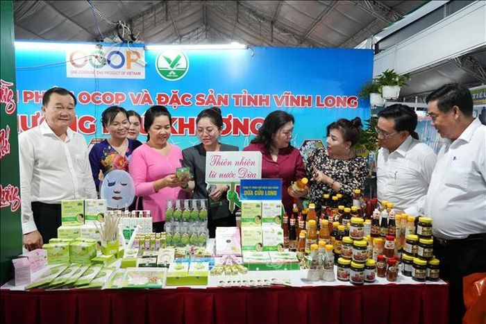 Lãnh đạo tỉnh Vĩnh Long tham quan các gian hàng sau lễ khai mạc.