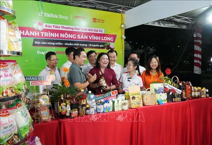 Điểm nhấn của Hội chợ là việc kết hợp trưng bày trực tiếp với các phiên Megalive - livestream bán hàng trên nền tảng số.