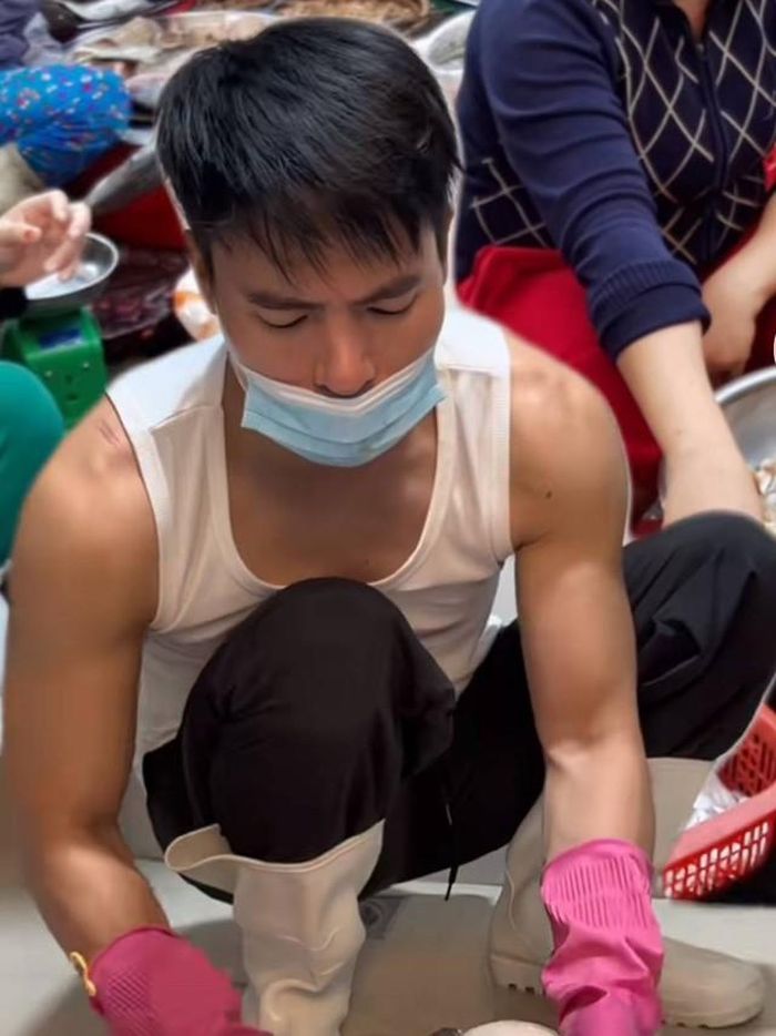 Võ Tấn Phát làm tiểu thương chợ cá cũng chuyên nghiệp như ai.