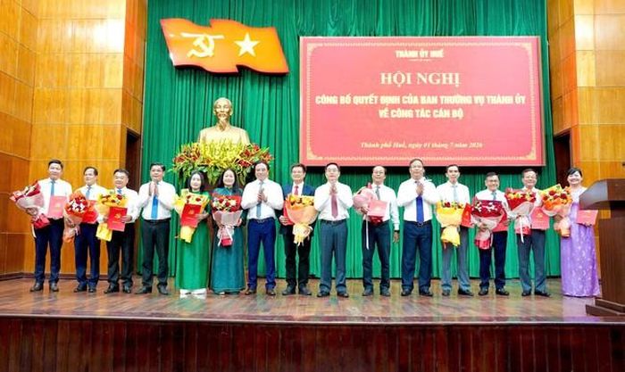Lãnh đạo Thành ủy, UBND Tp.Huế tặng hoa chúc mừng các nhân sự được điều động, bổ nhiệm.