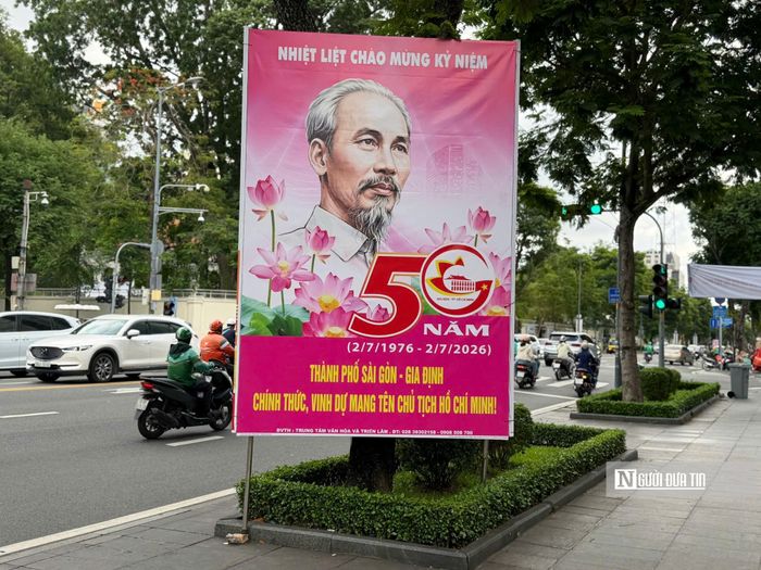 Theo ghi nhận của Người Đưa Tin, dọc các tuyến khu vực trung tâm Tp.HCM, những ngày này đang khoác lên mình diện mạo mới với sắc đỏ rực rỡ của cờ Tổ quốc, cờ Đảng cùng hệ thống pa nô, băng rôn được bố trí tại nhiều tuyến đường và khu vực trung tâm.