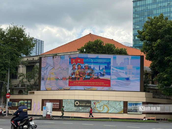 Khu vực đường Lê Duẩn, trước Hội trường Thống Nhất được chuẩn bị kỹ lưỡng, sẽ là nơi tổ chức lễ chính sự kiện trọng đại. Sự kiện đồng thời cũng khẳng định những thành tựu nổi bật của Đảng bộ, chính quyền và nhân dân thành phố đã đạt được trong hành trình 50 năm phát triển; khơi dậy niềm tự hào, tinh thần đoàn kết và khát vọng phát triển trong giai đoạn mới.