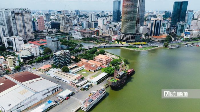 Bến cảng Nhà Rồng (bên phải) công trình chứng nhân lịch sử của Thành phố mang tên Bác.