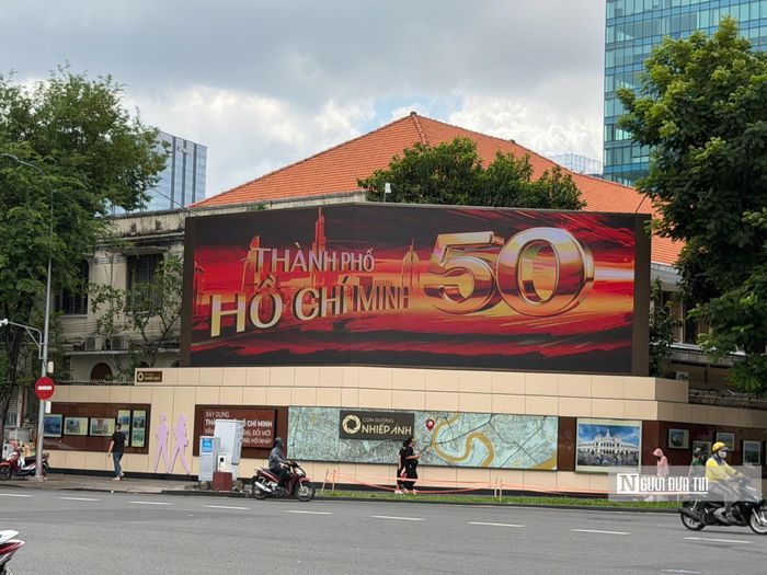 Hướng tới Lễ kỷ niệm 50 năm Ngày thành phố Sài Gòn - Gia Định chính thức vinh dự mang tên Chủ tịch Hồ Chí Minh. Khắp các tuyến đường, công viên và khu vực trung tâm Tp.HCM rực rỡ cờ hoa, pa nô, khẩu hiệu tuyên truyền, tạo không khí phấn khởi.