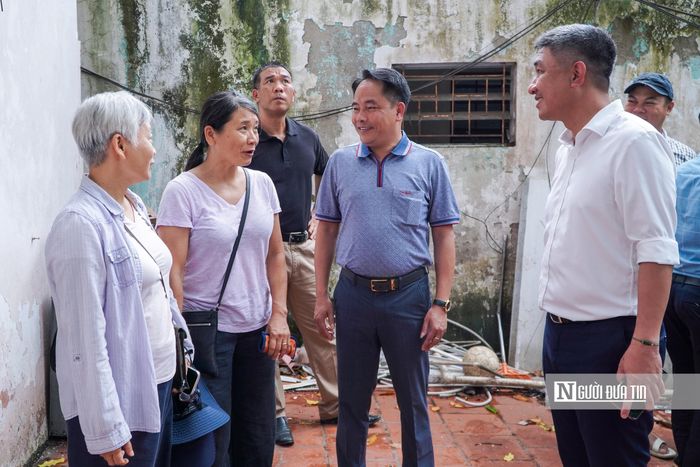 Lãnh đạo UBND phường Ngọc Hà kiểm tra tiến độ dự án cống hóa mương Kẻ Khế kết hợp xây dựng tuyến đường từ nút rẽ ra phố Núi Trúc đến phố Sơn Tây, sáng 1/7.