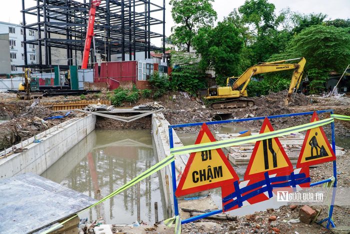 Ghi nhận của Người Đưa Tin, sau gần 20 năm kể từ khi được phê duyệt, dự án cống hóa mương Kẻ Khế kết hợp xây dựng tuyến đường từ nút rẽ ra phố Núi Trúc đến phố Sơn Tây đang có chuyển biến tích cực.