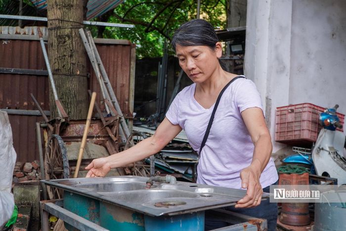 Tính đến ngày 1/7/2026, dự án cống hóa mương và xây dựng tuyến đường từ nút rẽ ra phố Núi Trúc đến phố Sơn Tây đã phê duyệt toàn bộ 201 phương án bồi thường. Trong ảnh là chị Hồng Anh đang thu dọn đồ đạc chia sẻ: “Chuyển khỏi căn nhà gắn bó nhiều năm ai cũng có chút lưu luyến, tuy nhiên, môi trường ở đây nhiều năm nay bị ảnh hưởng bởi mương ô nhiễm nên gia đình đồng thuận bàn giao mặt bằng. Chúng tôi mong dự án sớm triển khai để khu vực khang trang, sạch sẽ hơn”, chị Hồng Anh nói với báo chí.