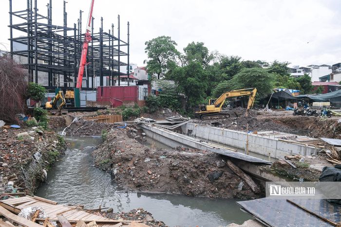 Mương Kẻ Khế dài khoảng 1,7km, nằm trên địa bàn phường Ngọc Hà (Tp.Hà Nội). Trong đó, khoảng 750m vẫn là mương hở, nhiều năm qua trở thành điểm ô nhiễm do nước thải sinh hoạt và rác thải tập kết dọc hai bên bờ.