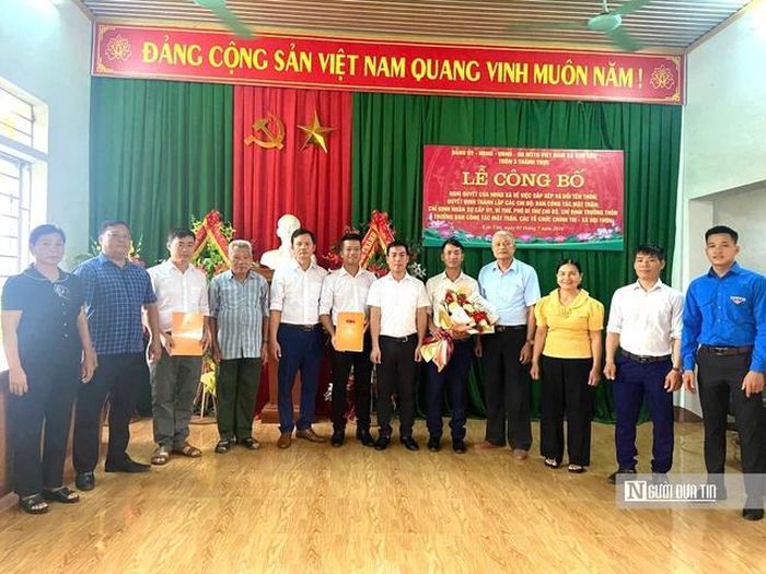 Anh Nguyễn Văn Kiên (thứ 6 từ trái sáng) nhận quyết định bổ nhiệm Bí thư chi bộ thôn 3 Thành Trực.