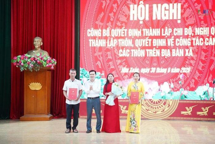 Xã Như Xuân công bố và trao quyết định về công tác cán bộ thôn sau sắp xếp (Ảnh: UBND xã Như Xuân cung cấp).