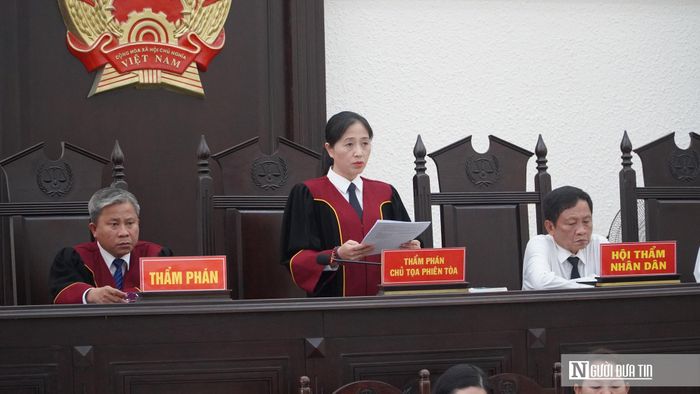 Hội đồng xét xử tuyên án.