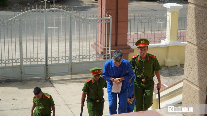 Các bị cáo được áp giải đến phia tòa.