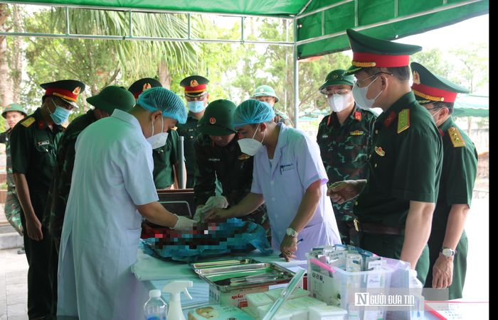 Sau khi hoàn tất công tác số hóa ban đầu, các lực lượng tiến hành cắt mở phần mộ bằng các dụng cụ chuyên dụng.