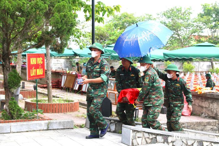 Mỗi mẫu sinh phẩm được thu thập bằng tất cả tấm lòng biết ơn và trách nhiệm thiêng liêng, đảm bảo quy trình diễn ra trang nghiêm, chu đáo, tôn trọng tuyệt đối phong tục địa phương.