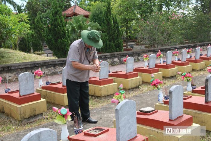 Nghe thông tin Ban Chỉ đạo 515 tỉnh Nghệ An tiến hành lấy mẫu ở nghĩa trang liệt sĩ Đô Lương, bác Nguyễn Hữu Thơm, SN 1950, trú tại phường Tam Sơn, tỉnh Bắc Ninh – em trai của liệt sĩ Nguyễn Hữu Mùi đã không quản ngại đường xá xa xôi, lập tức bắt xe vào Nghệ An với mong mỏi là xác định được phần mộ của anh trai mình. “Anh Mùi ở đơn vị Đại đội 18, Trung đoàn 165, Sư đoàn 312 hy sinh ở chiến trường phía Tây Lào. Phần mộ của anh đã được đưa về an táng tại Nghĩa trang liệt sĩ Đô Lương nhưng bấy lâu nay vẫn chưa xác định được tên và thông tin. Tôi chỉ mong muốn qua chiến dịch lấy mẫu sinh phẩm ADN hài cốt lần này sẽ xác định chính xác được phần mộ của anh trai tôi”.