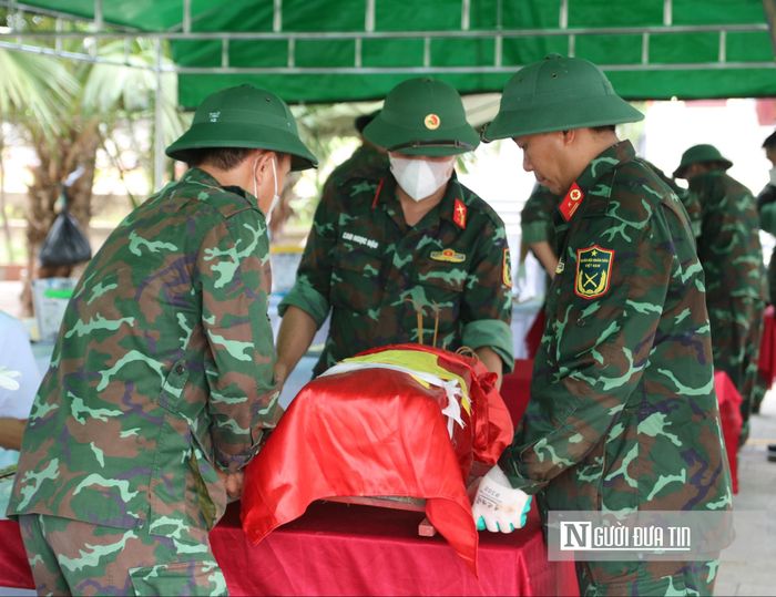 Giữa cái nắng gắt của Nghệ An, mỗi thao tác mở "ngôi nhà" của các liệt sĩ đều được lực lượng chức năng thực hiện một cách cẩn trọng, tỉ mỉ và tôn kính.