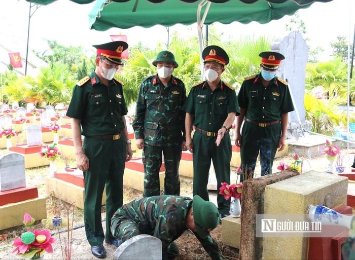 Cập nhật về tiến độ triển khai trên địa bàn, Đại tá Phạm Đình Trung – Phó Chính ủy Bộ Chỉ huy quân sự tỉnh Nghệ An - cho biết, tính đến thời điểm hiện tại, các lực lượng chức năng đã nỗ lực hoàn thành việc lấy mẫu sinh phẩm tại 4 nghĩa trang với quy mô hơn 230 phần mộ. Tiếp tục hành trình chạy đua với thời gian, ngay trong ngày hôm nay, các tổ công tác đang đồng loạt ra quân trực tiếp tại Nghĩa trang liệt sĩ Đô Lương. Đây là một trong những địa bàn trọng điểm của chiến dịch với khối lượng công việc rất lớn, tập trung cần được lấy mẫu để phục vụ công tác giám định, xác định danh tính.