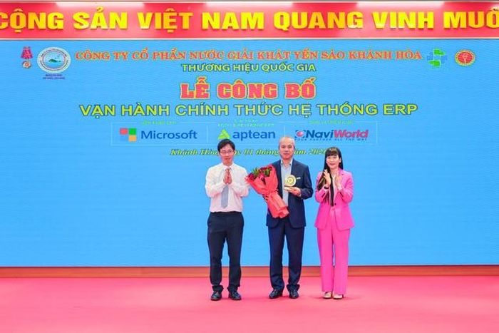 Lãnh đạo Sở Khoa học và Công nghệ và Công ty TNHH Nhà nước Một thành viên Yến sào Khánh Hòa tặng hoa cho đơn vị thực hiện dự án.