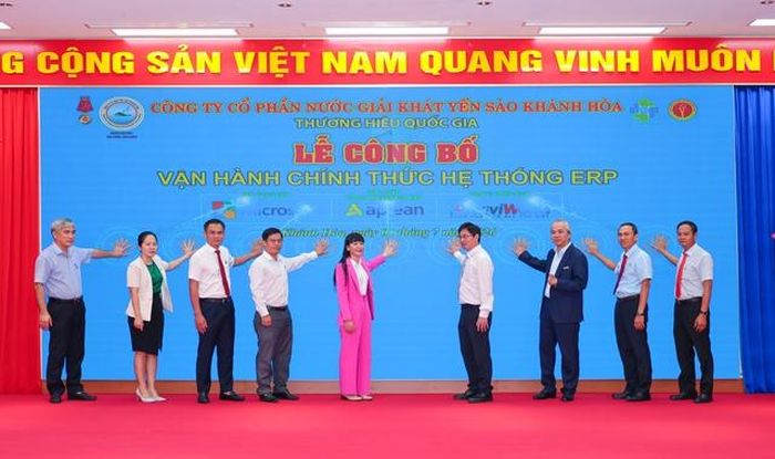 Các đại biểu thực hiện nghi thức ấn nút chính thức vận hành hệ thống.