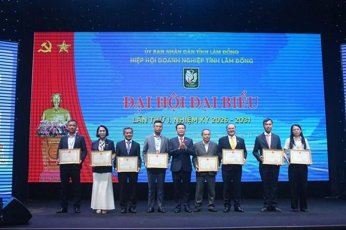 Chủ tịch UBND tỉnh Lâm Đồng trao bằng khen cho các doanh nghiệp tiêu biểu.