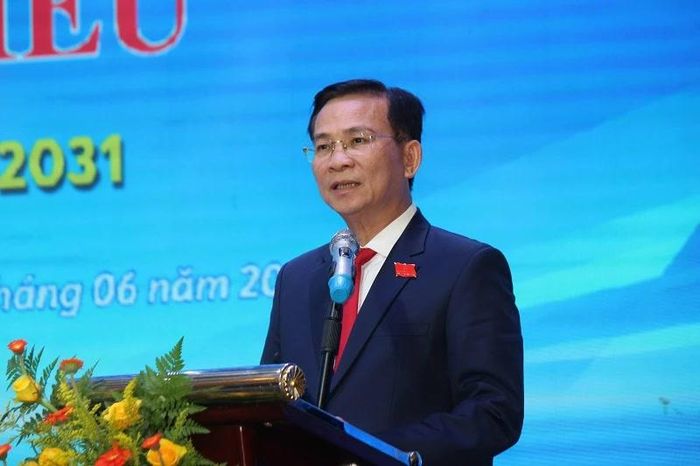 Ông Hồ Văn Mười - Chủ tịch UBND tỉnh Lâm Đồng chia sẻ với các doanh nhân.