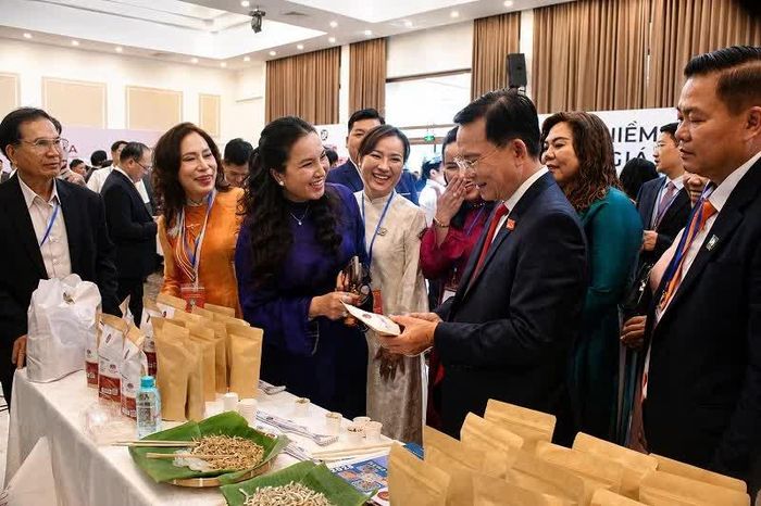 Ông Hồ Văn Mười tham quan sản phẩm của doanh nghiệp khu vực Lâm Đồng biển xanh.