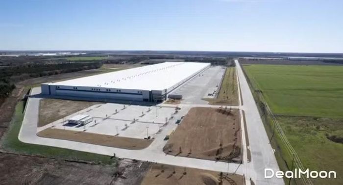 Nhà máy khổng lồ của Trinasolar ở Dallas khi đang xây dựng. Ảnh: DealMoon.