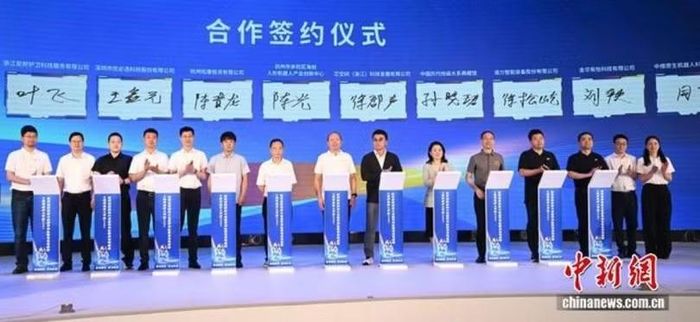 Các bên hợp tác ký tên vào văn bản thỏa thuận hợp tác. Ảnh: CNS,