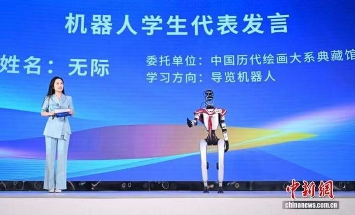 Đại diện học sinh robot phát biểu hứa hẹn. Ảnh: CNS.