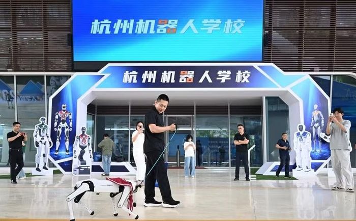 Một "học sinh" được dắt đến trường. Ảnh: Singtao.