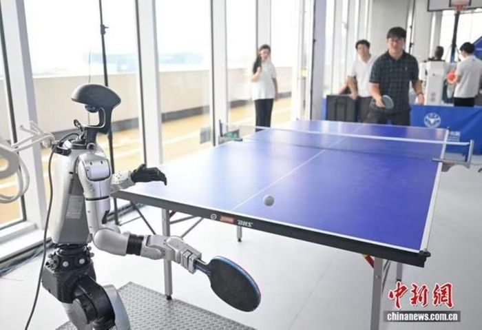 Học sinh robot thi đấu bóng bàn với VĐV con người. Ảnh: CNS.