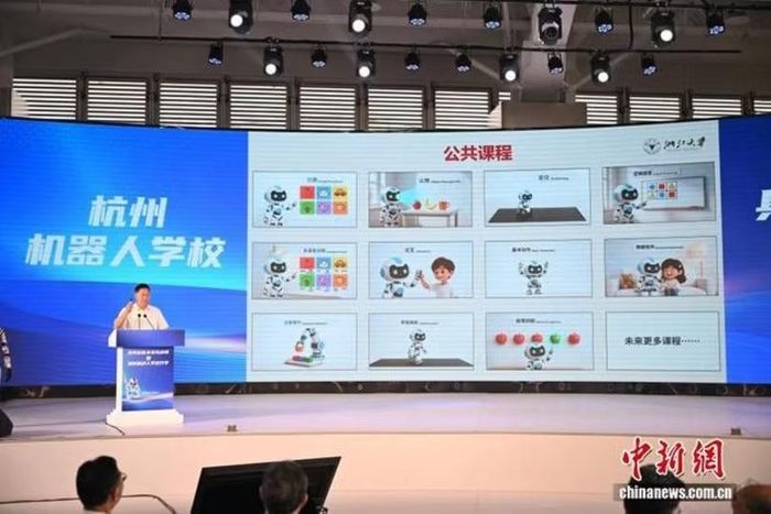 Đại diện nhà trường giới thiệu chương trình đào tạo. Ảnh: CNS.