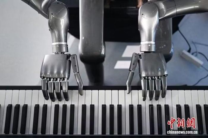 Học sinh chơi đàn piano. Ảnh: CNS.
