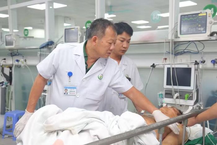 Giám đốc BV Việt Đức Dương Đức Hùng đón bệnh nhân cấp cứu trong đợt bão Yagi.