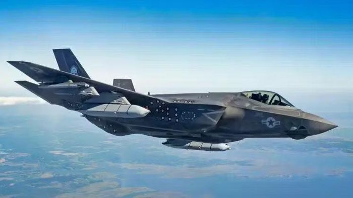 Máy bay F-35C của Hải quân Mỹ được trang bị tên lửa AGM-158C LRASM gắn ngoài. Ảnh: MW.
