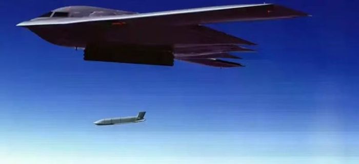 Máy bay B-2 phóng tên lửa hành trình LRASM. Ảnh: MW.