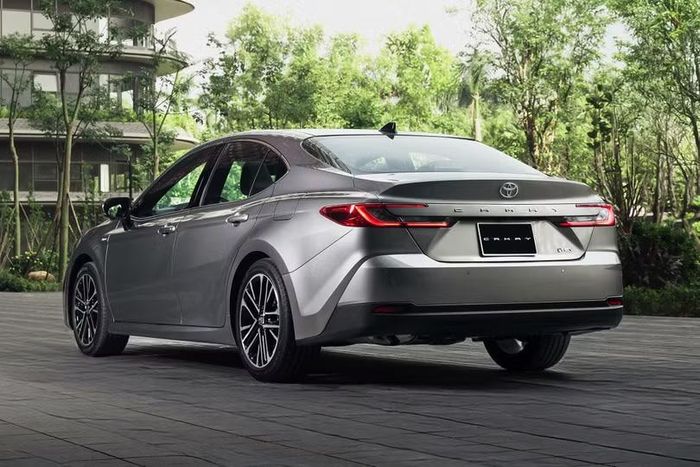 Camry vẫn là mẫu xe chủ lực của nhóm sedan hạng D, nhưng doanh số phân khúc đi xuống cho thấy áp lực ngày càng lớn từ xe gầm cao. Ảnh: Toyota.