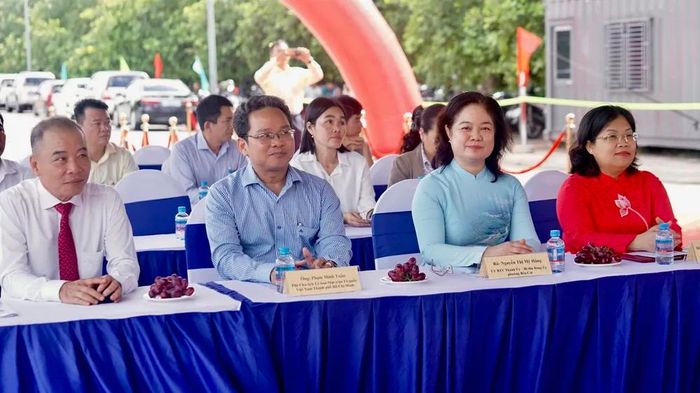 Các đại biểu tham dự lễ khởi công dự án. Ảnh: DUY TRẦN