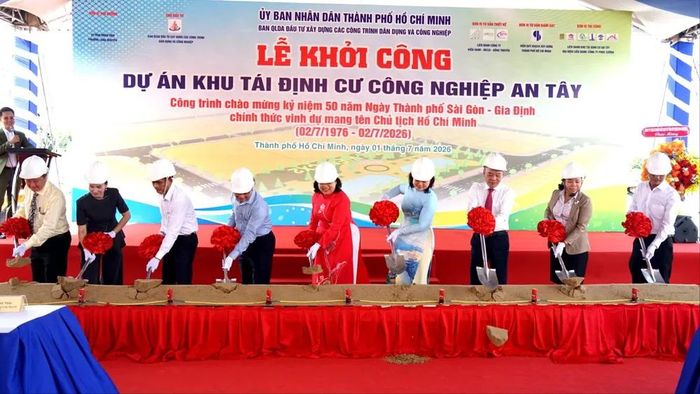 Các đại biểu thực hiện nghi thức khởi công Dự án Khu tái định cư công nghiệp An Tây giai đoạn 1 tại phường Long Nguyên, TPHCM, sáng 1-7. Ảnh: DUY TRẦN