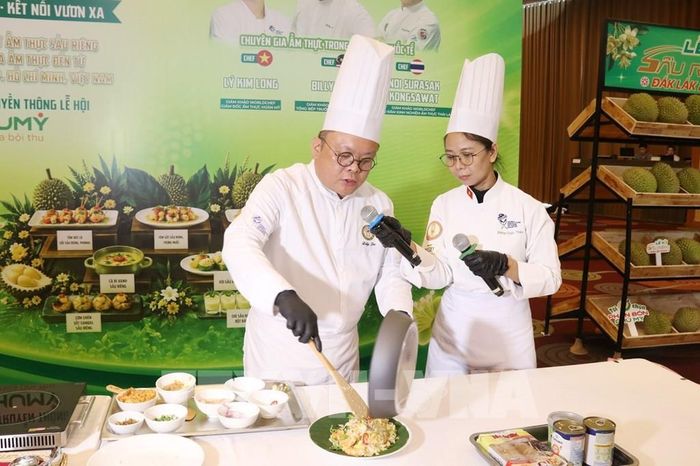 Bếp trưởng Lee Chan Hoong (Malaysia) quảng diễn món “Cơm chiên sốt sambal sầu riêng”. Ảnh: Hoài Thu – TTXVN