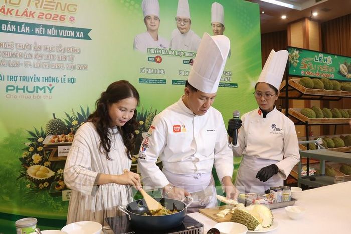 Bếp trưởng Kongsawat Surasak (Thái Lan) giới thiệu sự giao thoa văn hóa ẩm thực độc đáo của xứ sở Chùa Vàng qua món “Cà ri xanh sầu riêng”. Ảnh: Hoài Thu – TTXVN