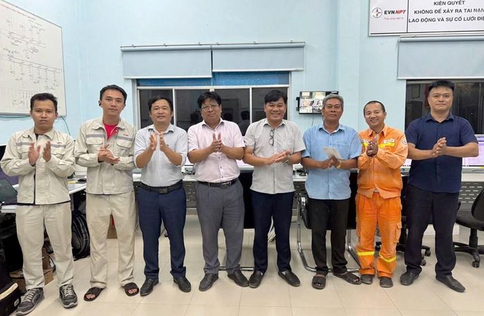 Các đơn vị liên quan chứng kiến thời khắc đóng điện Máy biến áp thứ 2 Trạm biến áp 220kV Cần Đước. Ảnh: EVNNPT