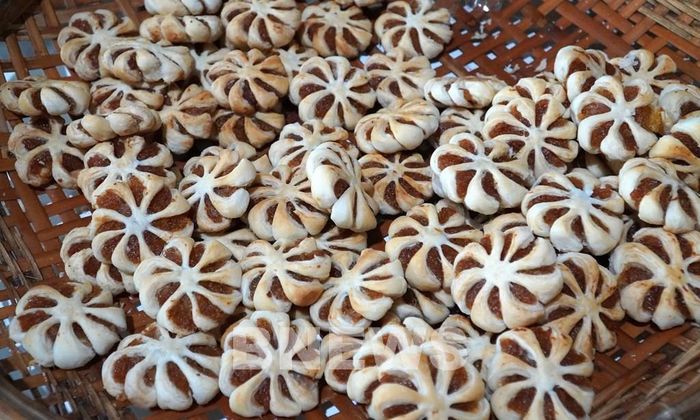 Bánh khóm có nhân được làm từ khóm Tắc Cậu có vị thơm, ngọt tự nhiên được khách hàng nhiều tỉnh, thành phố yêu thích. Ảnh: Văn Sĩ-TTXVN
