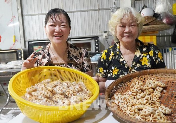 Chị Lư Mỹ Đào (bên trái), chủ cơ sở bánh khóm Việt Đào, xã Châu Thành, An Giang. Ảnh: Văn Sĩ-TTXVN