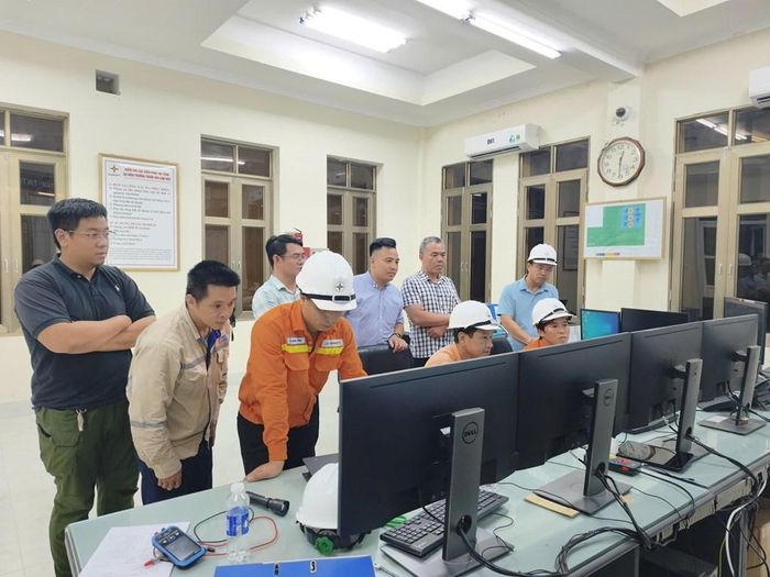 Các cán bộ kỹ thuật tập trung theo dõi thông số vận hành trong quá trình đóng điện đoạn tuyến 3 mạch. Ảnh: EVNNPT